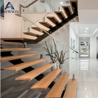 Escalier moderne en tube carré avec structure métallique à poutre unique et marches flottantes en bois