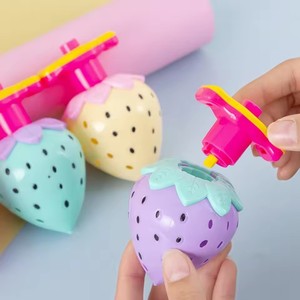 ของเล่นดรีเดลรูปสตรอว์เบอร์รีเรืองแสง 5/10 ชิ้น เหมาะสำหรับงานวันเกิด งานรื่นเริง ของขวัญ ของชำร่วยในปิญญาตา รางวัลในห้องเรียน - Product Image 1