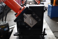Machine automatique de formage à froid de profilés en acier pour rails de guidage de portes à enroulement en U