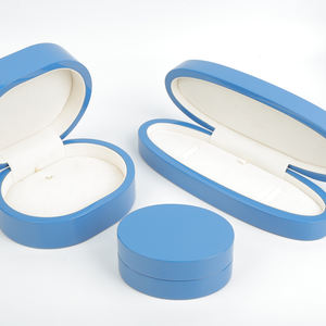 Boîte à bijoux en bois faite à la main DS, en velours, MDF, coton, moderne, élégante, pour accessoires précieux, porte-bagues, en daim, en carton - Product Image 1