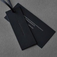 Étiquettes suspendues personnalisées, papier cartonné noir avec estampage à chaud doré, étiquettes de vêtements personnalisées, cartes personnalisées avec personnalisation UV