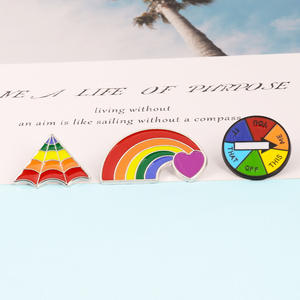 Colgante de Aleación con Diseño de Corazón Arcoíris y Bandera de Rayas Arcoíris, Estilo Dibujos Animados, Personalizado, Creativo, Hecho a Mano, Adorno Colgante - Product Image 1