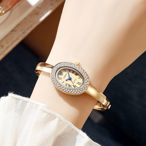 Reloj cuadrado para mujer, elegante y con estilo, que ofrece una sensación sofisticada y realza la piel clara. - Product Image 3