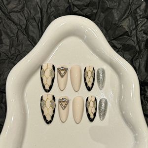 Ongles artificiels à presser en amande faits main, motif tête de <span class=keywords><strong>serpent</strong></span> Harlequin crème, bijoux <span class=keywords><strong>serpent</strong></span> 3D doré et art diamanté, ongles de luxe en gros - Product Image 3
