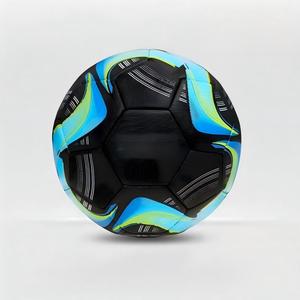 Ballon de football en PVC de haute qualité, cousu à la machine, logo personnalisé, économique, pour entraînement en extérieur - Product Image 5