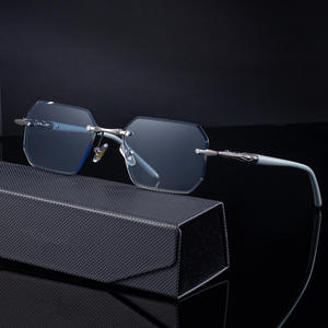 แว่นกันแดดทรงสี่เหลี่ยมหรูหราไร้กรอบสำหรับผู้ชาย ป้องกันรังสียูวี 400 เลนส์พลาสติกสีดำและโลหะ PC ระดับ 2 พร้อมกล่อง - Product Image 3