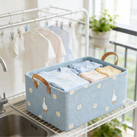 Panier de rangement pliable en lin bleu clair avec imprimé marguerites et oies, poignées en tissu renforcé pour l'organisation de la chambre d'enfant et du placard