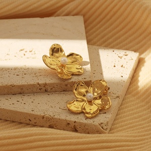 Vintage 18K PVD chapado en oro declaración joyería antialérgica perla Floral Stud <span class=keywords><strong>pendientes</strong></span> mujeres Acero inoxidable gran flor <span class=keywords><strong>pendientes</strong></span> - Product Image 4