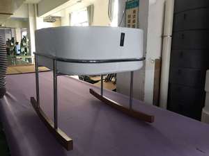 Berceau à bascule moderne en velours pour bébé avec support métallique, berceau en bois rembourré de luxe, lit de bébé sécurisé pour nouveau-né - Product Image 4