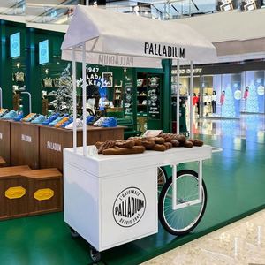 Chariot de Vente Ambulant Professionnel à Deux Niveaux en Métal pour Vins, Boissons et Snacks – Idéal pour l'Extérieur - Product Image 3