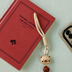 Porte-clés en bois cochon mignon avec breloque kaki pour décoration de téléphone ou cadeau - Product Image 1