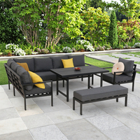 Ensemble de salle à manger extérieur moderne avec foyer, table de patio en métal durable, chaise longue de jardin confortable pour hôtel et cour