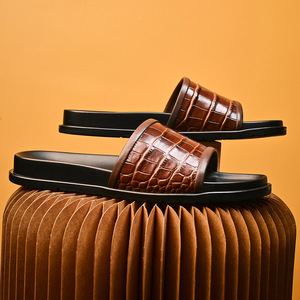 Sandalias de verano para hombre, con punta abierta, para usar como calzado informal de playa, hechas de cuero de alta calidad, con suelas suaves y antideslizantes. - Product Image 2
