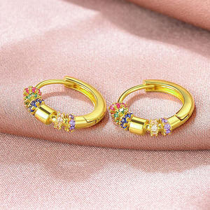 Orecchini a Cerchio Dorati da Donna, Design Floreale con Cristalli e Strass, Placcati in Oro 18K, Gioielli Trendy per Feste - Product Image 4