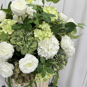 Arreglo Floral Moderno y Realista en Verde y Blanco con Helechos en Cascada, Decoración de Flores Artificiales Hechas a Mano para Jardín y Bodas - Product Image 4