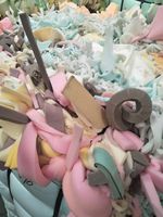 Déchets de mousse PU pour recoller des déchets de mousse bon marché Mousse déchiquetée de densité différente pour le remplissage de matelas/coussin/canapé