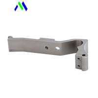 Supports de montage en plastique noir usinés CNC personnalisés Composants mécaniques industriels de haute précision avec trous