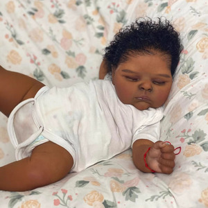 19 Zoll Reborn Baby Puppe Lebensechte Schlafende Neugeborene Puppe Schwarzes Mädchen 3D-Hautton mit Sichtbaren Adern Handgeimplantierte Lockige Haare M059 - Product Image 2
