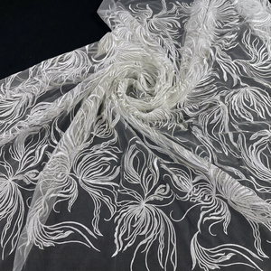 Tissu en dentelle tissée blanc avec broderie florale de paillettes effet feux d'artifice, dentelle en tulle à motif abstrait moderne pour filles, articles en stock, léger - Product Image 1