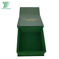 Boîte à bijoux en carton de luxe écologique en velours vert avec logo estampé or brillant, matériaux recyclés, fermeture magnétique et insert en mousse