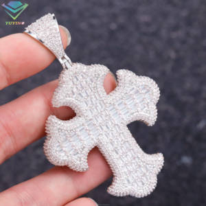 Ciondolo a Croce alla Moda per Uomo e Donna in Argento Sterling S925 con Moissanite Taglio Baguette, Ciondolo a Croce Hip Hop per Collana - Product Image 1