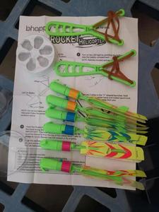 Luci LED volano razzo giocattolo Set per bambini 6 razzi e 2 fionde struttura divertimento all'aperto - Product Image 2