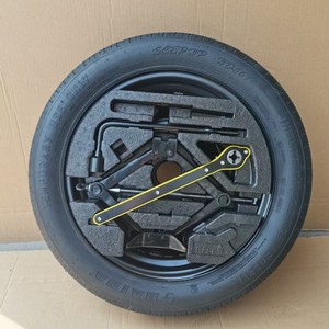 Pour Emgrand 4ème génération, jante en acier 15 * 6 <span class=keywords><strong>pouces</strong></span>, petit pneu <span class=keywords><strong>de</strong></span> <span class=keywords><strong>secours</strong></span> <span class=keywords><strong>de</strong></span> <span class=keywords><strong>16</strong></span> <span class=keywords><strong>pouces</strong></span> avec outil <span class=keywords><strong>de</strong></span> changement <span class=keywords><strong>de</strong></span> pneu, pneu <span class=keywords><strong>de</strong></span> <span class=keywords><strong>secours</strong></span> d'urgence - Product Image 1