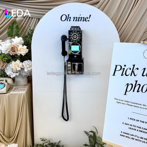 Panneau mural décoratif LEDA style cabine téléphonique vintage avec deux téléphones rotatifs et citation d'amour pour mariages et événements festifs - Product Image 4