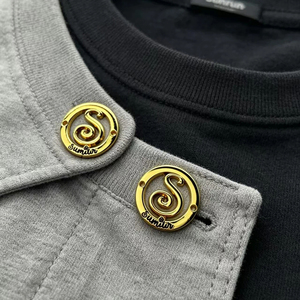 Etiquetas metálicas personalizadas al por mayor, redondas, de aleación de zinc, con 2 agujeros, grabadas con el logotipo de la marca, para zapatos, ropa, bolsos y trajes de baño. - Product Image 2