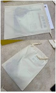 Sac à cordon en coton et lin brun chocolat avec impression dorée - Product Image 2