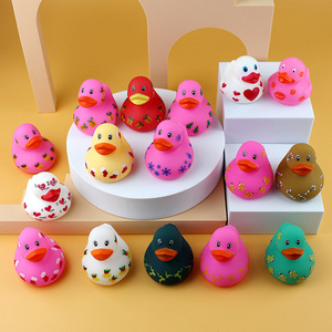 Jouet de bain canard jaune couineur pour bébés, en forme de cœur, pour la Saint-Valentin, vente en gros - Product Image 1