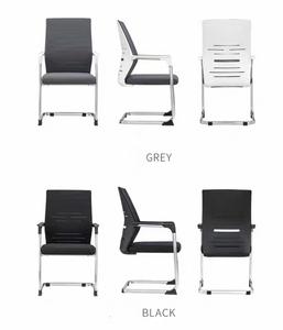 Silla <span class=keywords><strong>de</strong></span> Oficina Ergonómica <span class=keywords><strong>de</strong></span> Diseño Profesional con Respaldo <span class=keywords><strong>de</strong></span> Malla, Reposabrazos Acolchados y Base Cromada para Visitantes - Product Image 2