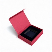 Boîte d'emballage personnalisée avec logo, en papier texturé rouge écologique et recyclable, avec couvercle magnétique, doublure intérieure en mousse EPE noire, robuste et durable