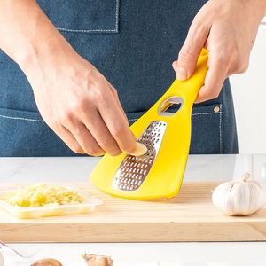 Juego de Utensilios de Cocina 3 en 1 de Alta Calidad: Abrelatas, Rallador de Frutas y Raspador de Acero Inoxidable para Hornear, Cortador de Frutas y Verduras - Product Image 3