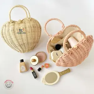 Üst satış sevimli büyülü kalp şeklinde sepet hasır çocuk çantası kamış örgü çanta el sanatları çocuk oyuncakları Vietnam toptan tedarikçisi