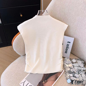Gilet tricoté pour femme avec détail nœud, en soie glacée, sans manches, rose et blanc, coupe ajustée pour un usage décontracté - Product Image 4