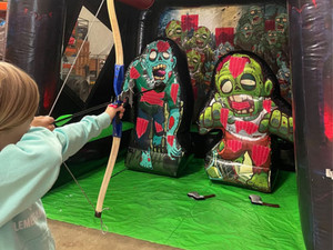 โจมตีซอมบี้ด้วยการขว้างขวานและยิงธนู ระเบิดซอมบี้ ขว้างขวาน ซอมบี้ ฮาโลวีน ของเล่นเป่าลม - Product Image 5