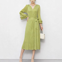 Nouvelle robe mi-longue décontractée vintage pour femmes, col en V, design plissé, manches bouffantes, respirante et anti-froissement, style Miyake