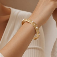 Bracelet jonc ouvert en acier inoxydable plaqué or 18 carats avec zircon pavé et perles, produits les plus vendus 2023, en gros, prêts à être expédiés