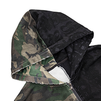 Sweat à capuche zippé tendance, personnalisé, imprimé camouflage moitié camouflage moitié gothique, monogramme, bords effilochés, style grunge Y2K, streetwear usé