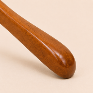 Cintre en bois haut de gamme avec épaules arrondies pour rangement de placard - Product Image 3