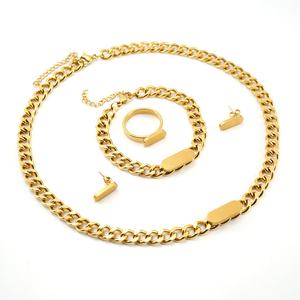 Conjunto de Joyería de Moda Chapado en Oro de 18K: Anillo, Pulsera, Colgante, Pendientes y Collar con Cadena Cubana - Product Image 1