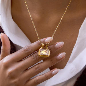 จี้สร้อยคอผู้หญิงทรงสี่เหลี่ยมสไตล์คลาสสิก <span class=keywords><strong>JoJo</strong></span> ประดับเพชรซิคอน ชุบทอง 18K บนสแตนเลสสตีล พร้อมสายสร้อยแบบคล้อง ไม่มีสี - Product Image 2