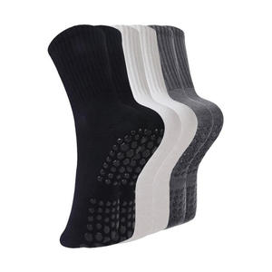 Chaussettes de Pilates et de ballet en coton biologique blanc BiLu, antidérapantes, de qualité supérieure, chaussettes de Pilates à grip épais, chaussettes de yoga avec logo personnalisé - Product Image 3