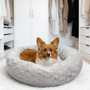 سرير الكلاب الأصلي المهدئ على شكل دونات، سرير حيوانات أليفة قابل للغسل من الفرو الصناعي الفاخر للقطط والكلاب الصغيرة حتى وزن 25 رطلاً. - Product Image 1