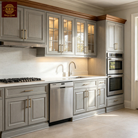 Ensembles complets d'armoires de cuisine classiques de style américain gris clair, en bois massif, avec placard et armoire de rangement en bois.