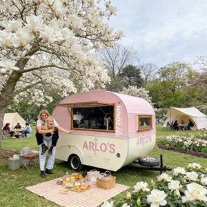 Camion de restauration mobile au design moderne et épuré, chariot de traiteur commercial, remorque de vente de snacks pour événements extérieurs - Product Image 1