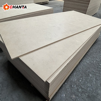 Panneaux de particules de bois de taille personnalisée E0 Panneaux de particules de PVC laminé 16mm 18mm Panneaux de particules de flocons d'aggloméré face à la mélamine blanche