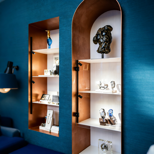 Vitrina de exhibición de lujo moderna y minimalista con iluminación LED, arco de vidrio con marco dorado - Product Image 4