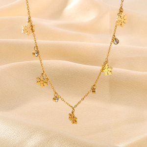 เครื่องประดับกันน้ำไม่หมอง ฐานสแตนเลส 316L ชุบทอง 14k 18k PVD ประดับเพชรซิคอนรูปเกล็ดหิมะ สร้อยคอสำหรับผู้หญิง - Product Image 4